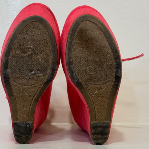 Bordello Women's Vibrant pink T-Strap Heels - Picture 9 of 10